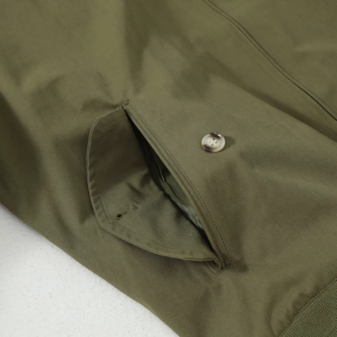 P350 #R23 Ralph Lauren polo white lily contract men's and women's old money style old cadre stand collar workwear Harrington jacket item number RL12020 The fabric has a double-layer shin feel and is full of weight! It's not as heavy as a regular jacket, and the ordinary cotton material feels really different. This one is super comfortable, soft and stylish, and has a green plaid interior that has a retro movie fashion feel! The fit is loose but not baggy. The size is just right and not too picky. The dropped shoulder design modifies the shoulder shape without making it look bulky. This silhouette is a style that will never go out of style after being worn for a long time. The upper body is also very durable and recognizable. The loose and reasonable fit can be worn by both men and women, making it easy to create a clean and refreshing youthful look. The embroidery on the chest is all German Oman embroidery fiber with original data. The embroidery process is very particular about using Japanese Tajima machines to ensure exquisite three-dimensional embroidery. That is what I said is different from the ones on the market. The workmanship is loose and can be used by boys and girls!! Color: Black Khaki Navy Blue Army Green Light Blue Size: M L XL XXL Length: 68/70/72/74 Bust: 122/126/130/134 Shoulder width: 53/54/55/56 Sleeve length: 65/66/67/68